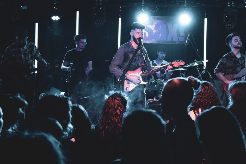 Retrodukcija na pozornici kluba Sax u plavom svjetlu