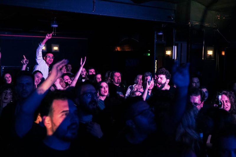 Publika u klubu Sax s podignutim rukama